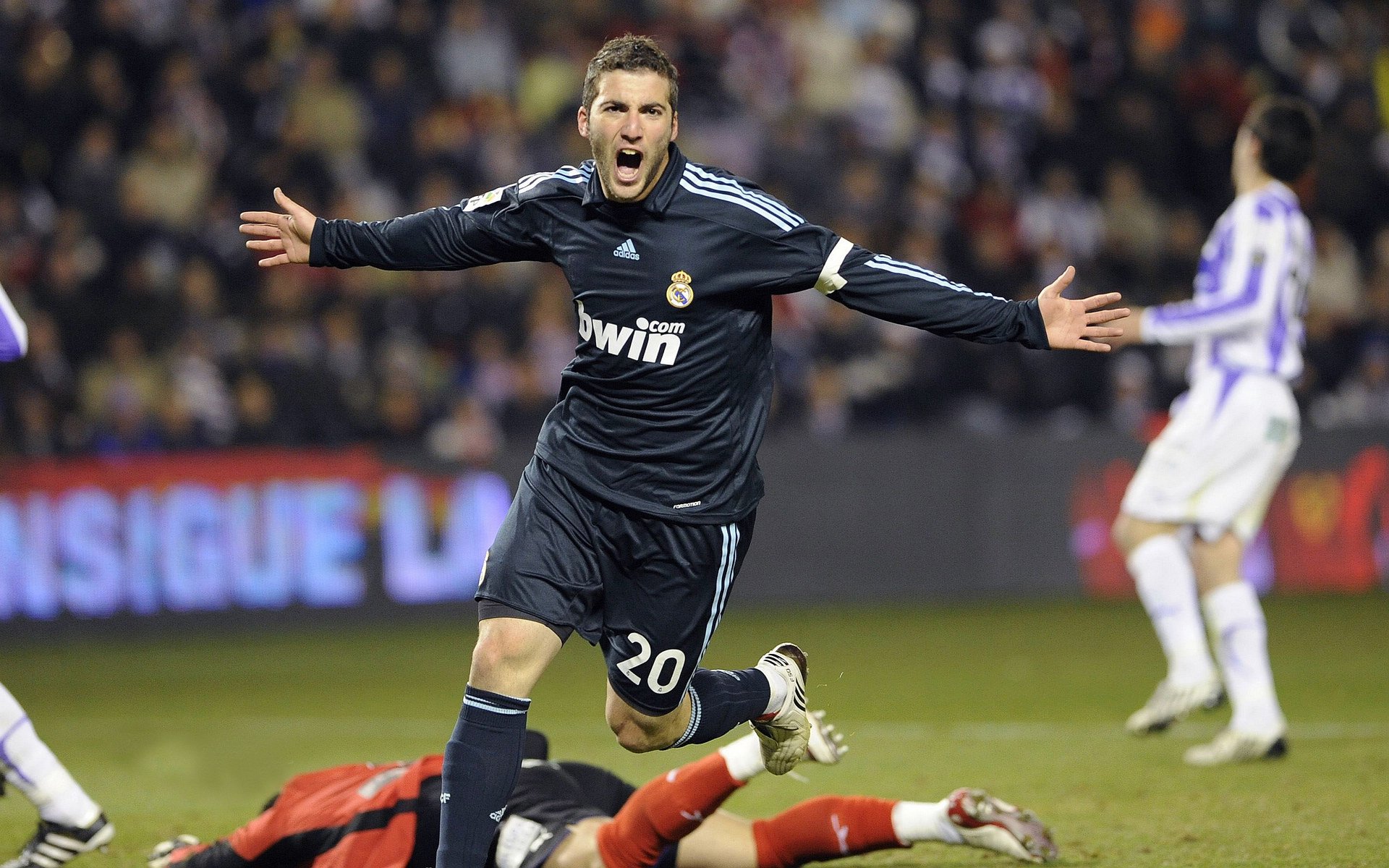 皇家马德里不断突破!Uzi连续十场比赛得分超过锐不可当赛场气氛高涨爱游戏官网