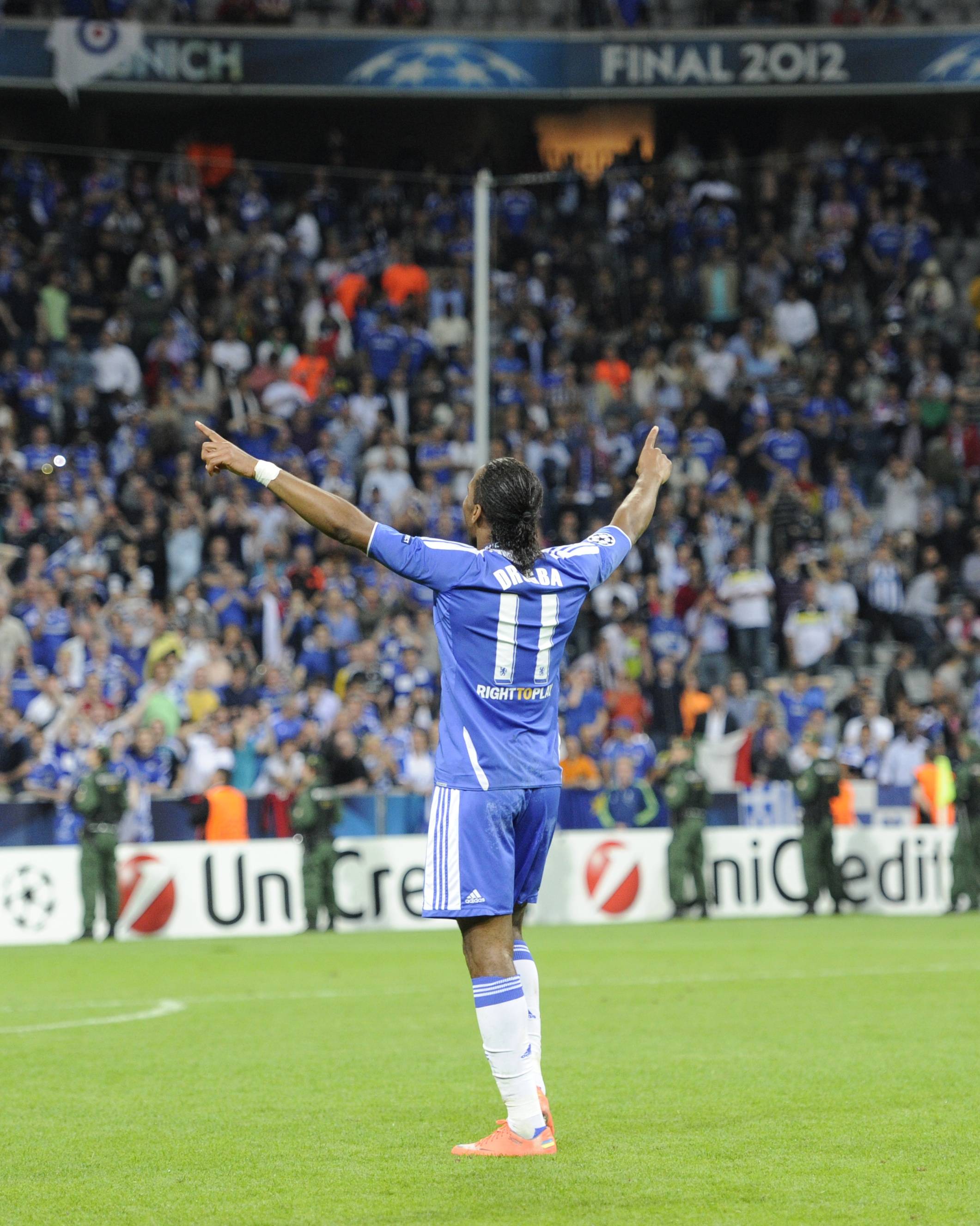 狂热球迷冲进赛场拥抱梅西被抬走 爱游戏官网